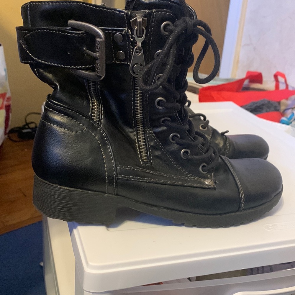 Worn guess combat shoes. Grunge artsy. Slightly scratched up on front. Comfy!
